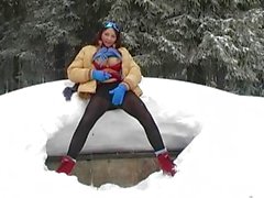 Une chaudasse se masturbant en pleine neige