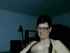 Mature camwhore sucks her nipples