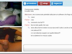 Ragazza italiana fa la troia "a metà" chiudendo la chat....