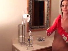 Sexy Ass Nude Tinny Milf Cleaning Home Bath Tub