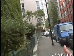 Jeune brunette francaise suce une queue en pleine rue