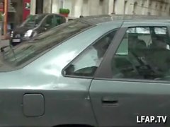 Petite coquine se masturbe dans le taxi qui en profite pour la doigter