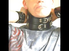 Sklave Thomas legt sich ein Halsband an Locking Collar slave