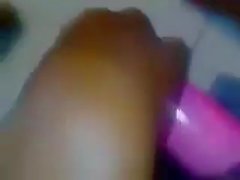 Une salope de Guadeloupe se gode avec un deodorant
